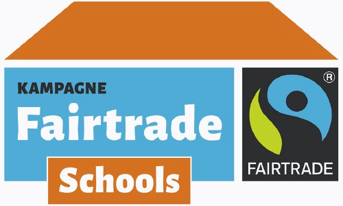 Logo mit einem stilisierten orangefarbenen Dach über blauem Text mit der Aufschrift Kampagne Fairtrade Schools und dem Fairtrade-Symbol, darunter der Schriftzug Fairtrade.
